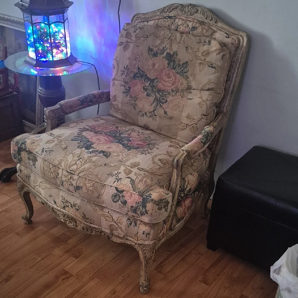 Floral Upholstered Chaise Lounge in Rose and Cream